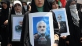 O demonstrație anti-israeliană la Teheran, pe 13 iunie 2025, după atacurile israeliene. Oamenii poartă portrete ale generalilor și oamenilor de știință din domeniul nuclear uciși în atac.