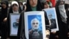Ljudi na protestu u Teheranu nose portrete generala i nuklearnih naučnika koji su, prema tvrdnjama Izraela, ubijena u izraelskim napadima na Iran, 13. juna 2025.