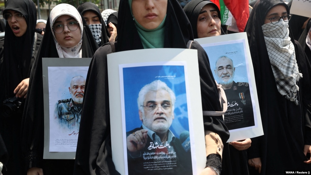 Người dân tham dự cuộc biểu tình chống Israel tại Tehran mang theo chân dung các vị tướng và nhà khoa học hạt nhân thiệt mạng trong cuộc không kích của Israel vào Iran vào ngày 13 tháng 6 năm 2025.