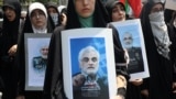Ljudi na protestu u Teheranu nose portrete generala i nuklearnih naučnika koji su, prema tvrdnjama Izraela, ubijena u izraelskim napadima na Iran, 13. juna 2025.