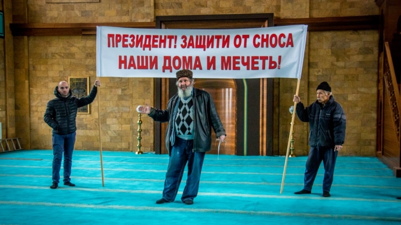 Aqmescitte «narazılıq meydanınıñ» faalleri Putinni, yıqmağa istenilgen camini qorçalağa çağırdı (+ fotosuret)