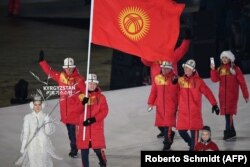 Түштүк Кореянын Пхёнхчаң стадионунда Кыргызстандын желегин көтөрүп Тариел Жаркымбаев кыргыз делегациясын баштап баратат.