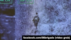 Російський військовослужбовець, який хотів здатися в полон, знов взяв до рук автомат і намагається сховатися від українських дронів