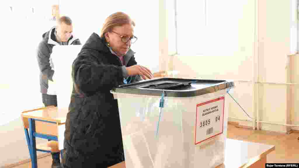 Një grua hedh votën në kutinë e votimit në një qendër votimi në veriun e banuar me shumicë serbe, pasi votoi në zgjedhjet e parakohshme parlamentare në Kosovë.