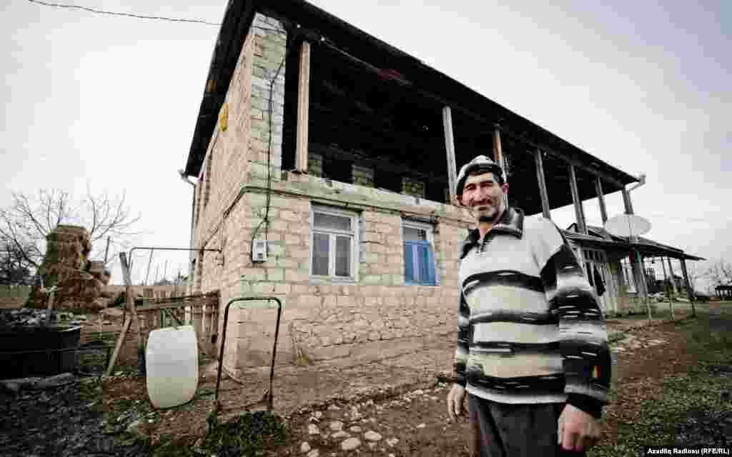 Cəfərli kənd sakini Namiq Mustafayev deyir ki, Səngərdə atışma zamanı evin divarları zədələnib. 