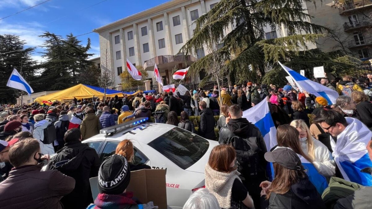 Россияне и белорусы провели в Тбилиси антивоенные акции