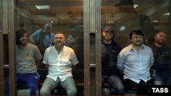 Подсудимые по делу об убийстве Анны Политковской. Сергей Хаджикурбанов - справа с краю
