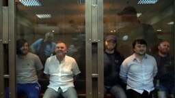 МВД-н хилла белхахо Хаджикурбанов Сергей (аьтто агIор йистехь) Политковская йерна тIехула Москва гIалин кхелера кхеташонехь. Биссинарш: (аьрру агIонера аьтто агIоне): Махмудов Рустам, Гайтукаев Лом-Iела, Махмудов Джабраил, Махмудов ИбрахIим