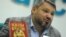 «Ресей монархиялық партиясы» жетекшісі Антон Баков «Идолы власти» кітабының шығуына арналған баспасөз мәслихатында отыр. Мәскеу, 16 қаңтар 2013 жыл.