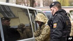 Заарештований український моряк під конвоєм