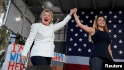 Makado (na slici sa Hilari Klinton) tvrdi da ju je Tramp nazvao "mis Pigi"