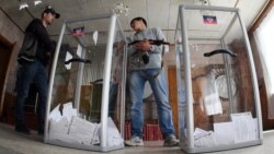Озброєні сепаратисти на одній з дільниць у Донецьку з голосування на так званому референдумі», 11 травня 2014 року