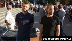 Дыджэі Кірыла Галанаў і Ўладзіслаў Сакалоўскі пасьля канфлікту з чыноўнікам Дзьмітрыем Пятрушам, 6 жніўня 2020 г.