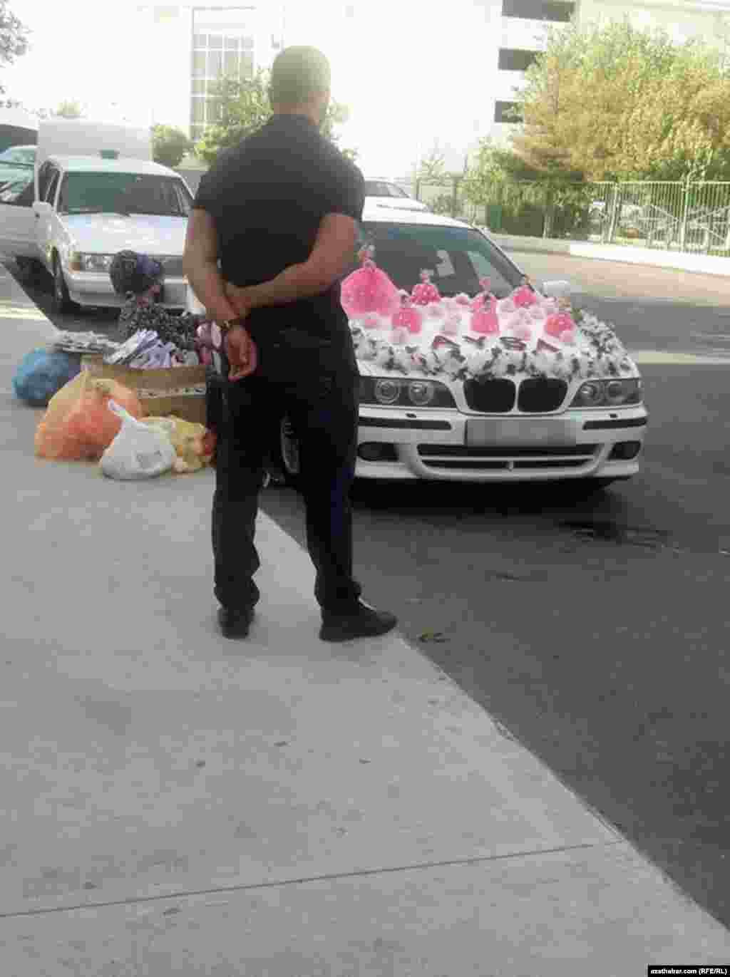 Aşgabat. Koronawirus aladalaryna garamazdan, türkmenler ýurtda giň ýaýran toý däplerine wepaly bolmaklarynda galaýarlar;&nbsp; awtoulag bezäp, täze doglan bäbegi bäbekhanadan getirmek dabarasy hem dowam etdirilýär. Awgust, 2020. &nbsp;