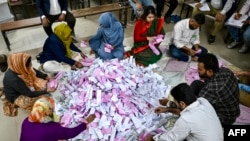 په پلازمېنه ډاکه کې انتخاباتي کارکوونکي رایې شمېري - د فبرورۍ ۱۲مې انځور.