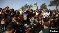 مراسم تشییع جنازه یکی از کشته‌شدگان جمهوری آذربایجان در درگیری‌های اخیر با ارمنستان