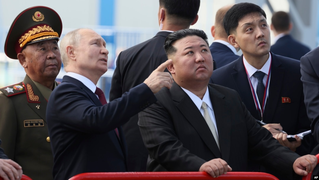 Руският президент Владимир Путин и севернокорейският лидер Ким Чен Ун разглеждат ракета на космодрума "Восточний" край град Циолковски в далекоизточната Амурска област, 13 септември 2023 г. 