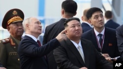 Главы России и Северной Кореи Владимир Путин и Ким Чен Ын (второй справа) осматривают стартовую площадку на космодроме Восточный в Амурской области. 13 сентября 2023 года