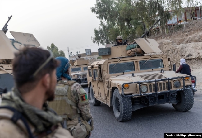 Konvoj afganistanskih specijalnih snaga vidi se tokom spasilačke misije policajca opkoljenog na kontrolnom mjestu okruženom talibanskim borcima, u provinciji Kandahar 13. jula 2021. godine.
