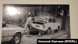 Walking along the street, Иван Христев