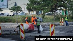 «Лесоповал» и пробки: в Симферополе ремонтируют улицу (фотогалерея)