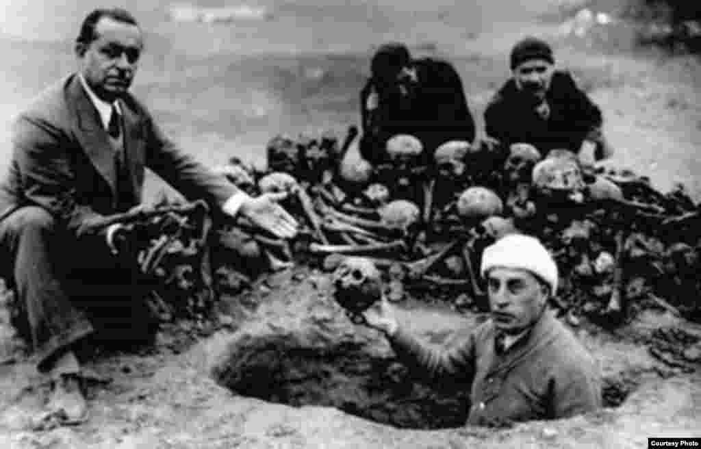 A group of people, among them Harutyun Hovakimyan, are digging from the earth the remains of Armenian victims, Der-Zor, 1938s 