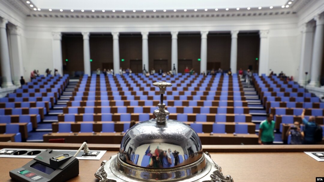 Новата пленарна зала на парламента в сградата на бившия Партиен дом