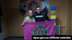 Олександр Усик із прикордонником у Краматорську, архівне фото
