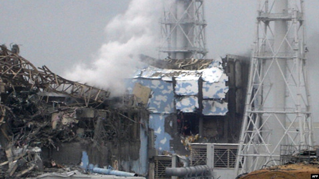 Два реактора "Фукусимы", пострадавшие в результате землетрясения и цунами. 16 марта 2011 года