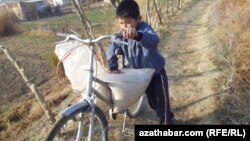 Родители туркменских школьников говорят, что предложившие путевки в фиктивные летние лагеря люди не обеспечивают детей едой и даже питьевой водой.
