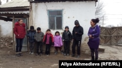 Многодетная мать Мейрамгуль Набиева со своими детьми возле дома. Алматинская область, 21 января 2016 года.