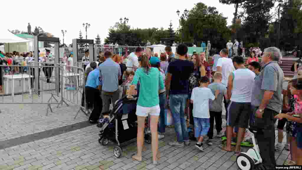 Святкування Дня міста в Керчі відбувалося за огорожею, через яку можна було потрапити, пройшовши рамку з металодетектором, 16 вересня 2017 року