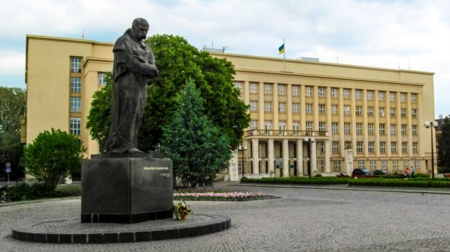 Пам’ятник Тарасу Шевченку біля будівлі Закарпатської обласної ради. Ужгород