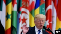 Дональд Трамп произносит речь на саммите в Эр-Рияде, 21 мая 2017 года