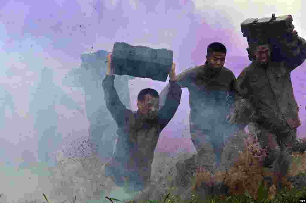 Members of the antiterror squad of the local paramilitary force undergo training in Suining in China's southwest Sichuan Province. (epa/Zhong Min)