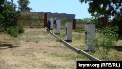 Коммунальные службы Севастополя наводят порядок на французском кладбище, 22 июля 2015