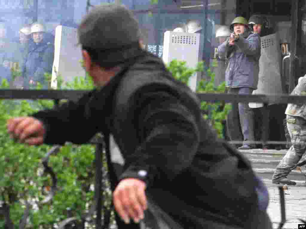 Столкновения сторонников оппозиции с милицией. Бишкек, 7 апреля 2010 года.