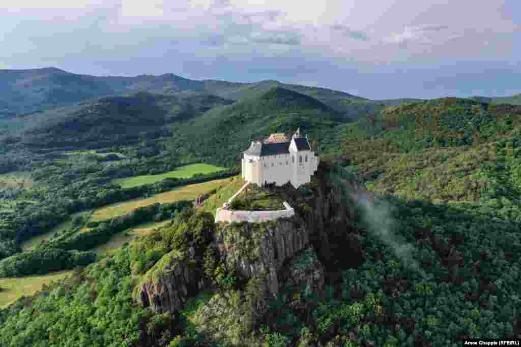 Замокот Фузер, близу границата со Словачка, датира од 1200-тите, но во голема мера бил уништен во 1600-тите, за да се спречат бунтовниците да го користат како база. Во моментов е во фаза на реставрација.