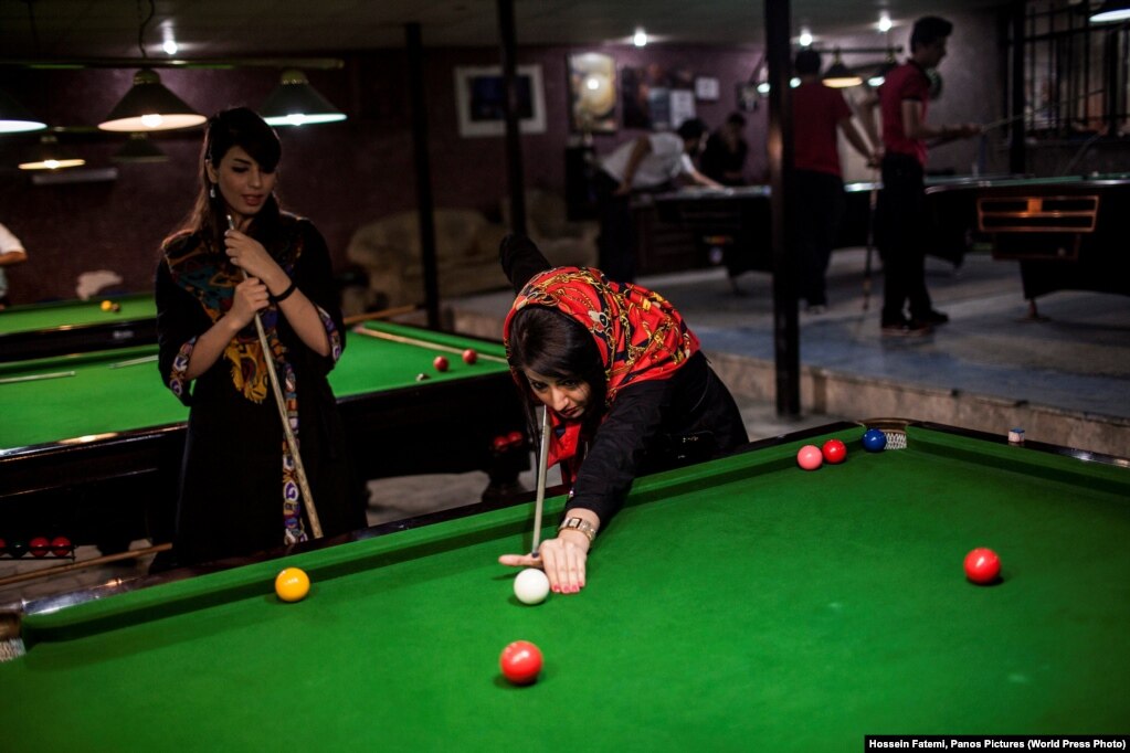 Gratë duke luajtur bilardo në një palestër në Iran e cila është vetëm për burra.
