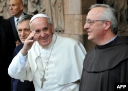 Папа Франциск и священник Луиджи Чиотти из Libera