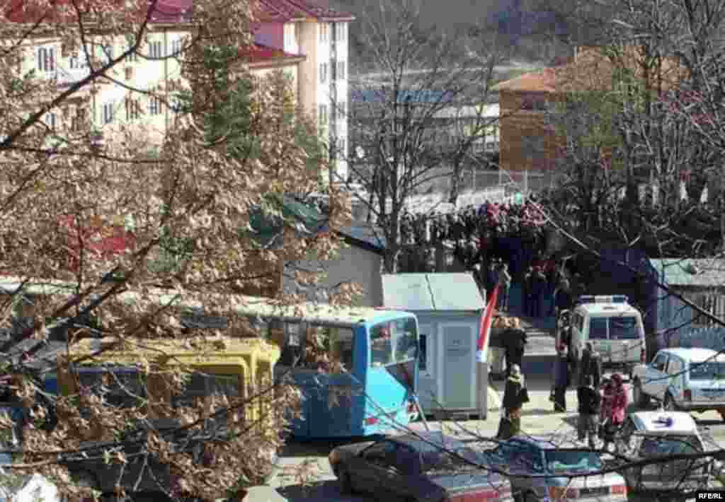 Protestuesit serbë depërtojnë dhunshëm në ndërtesën e Gjykatës Komunale dhe të Qarkut në Mitrovicë, 14 mars 2008. - Kosovo - A group of Serb protestors took over on March 14th 2008 the building of municipal and district court in Mitrovica, controlled by UN mission in Kosovo and Kosovo institutions. They violently broke into the building, sparking harsh reactions from Kosovan authorities and international officials.