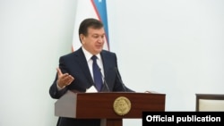 Президент Узбекистана Шавкат Мирзияев выступает на внеочередной сессии Кенгаша народных депутатов Навоийской области. Фото пресс-службы президента Узбекистана.