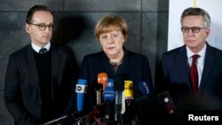 Cancelara Angela Merkel, ministrul justiției Heiko Maas și ministrul de interne Thomas de Maiziere, Berlin, 22 decembrie 2016 