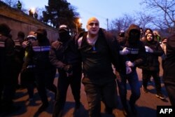 2 თებერვალს თბილისის შემოსასვლელთან აქციაზე პოლიციამ 20-მდე ადამიანი დააკავა - აქციის მსვლელობისას დემონსტრანტებთან მივიდა გდდ-ს ყოფილი ხელმძღვანელი ზვიად ხარაზიშვილი, რომელიც თავადაც აყენებდა დაკავებულებს ფიზიკურ და სიტყვიერ შეურაცხყოფას