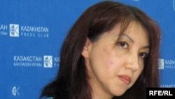 Мейрам Туржанова, жена и общественный защитник арестованного бизнесмена Серика Туржанова. Алматы, 26 августа 2009 года.