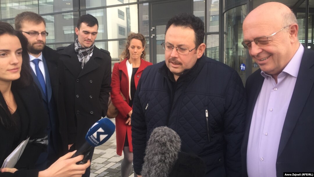 Ugur Toksoj (drugi s desna) ispred Suda, Priština