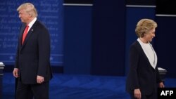 Кандидати у президенти США Гілларі Клінтон (п) і Дональд Трамп перед початком других президентських дебатів в Університеті Вашингтона в Сент-Луїсі, 9 жовтня 2016 року