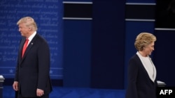 Кандидати у президенти США Гілларі Клінтон (п) і Дональд Трамп перед початком других президентських дебатів в Університеті Вашингтона в Сент-Луїсі, 9 жовтня 2016 року