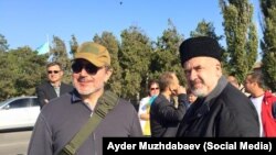 Власник ATR Ленур Іслямов (л) і голова Меджлісу Рефат Чубаров на адмінкордоні з Кримом