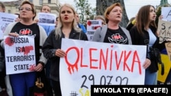 Учасники акції тримали в руках плакати з написами «Поверніть героїв додому», «Оленівка 29.07.2022», «Росія – країна-терорист», «Азов». 